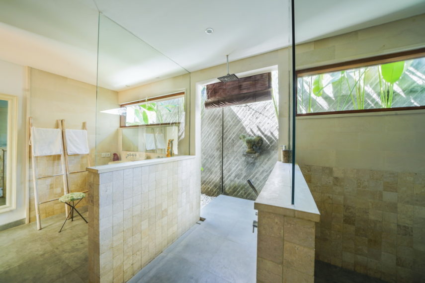 VillaIluhMasterBathroom_1